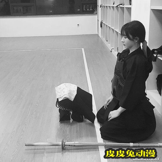 白皙诱人的功夫美少女 一字马和飞踢都是绝活