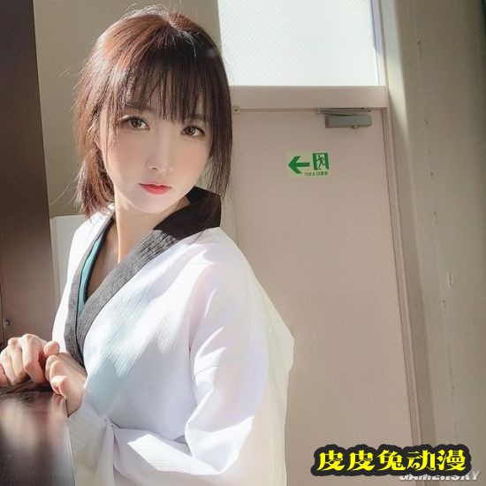 白皙诱人的功夫美少女 一字马和飞踢都是绝活