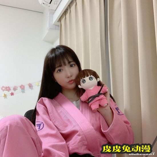 白皙诱人的功夫美少女 一字马和飞踢都是绝活