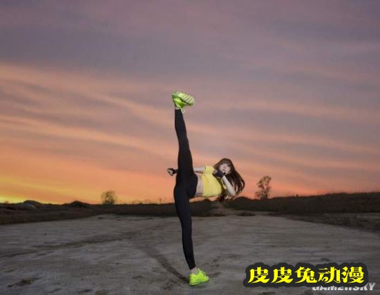 白皙诱人的功夫美少女 一字马和飞踢都是绝活