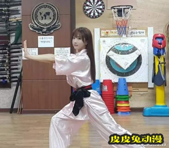 白皙诱人的功夫美少女 一字马和飞踢都是绝活