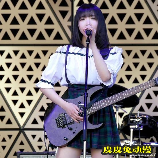 白皙诱人的功夫美少女 一字马和飞踢都是绝活