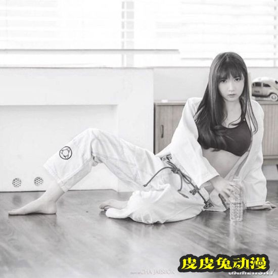 白皙诱人的功夫美少女 一字马和飞踢都是绝活
