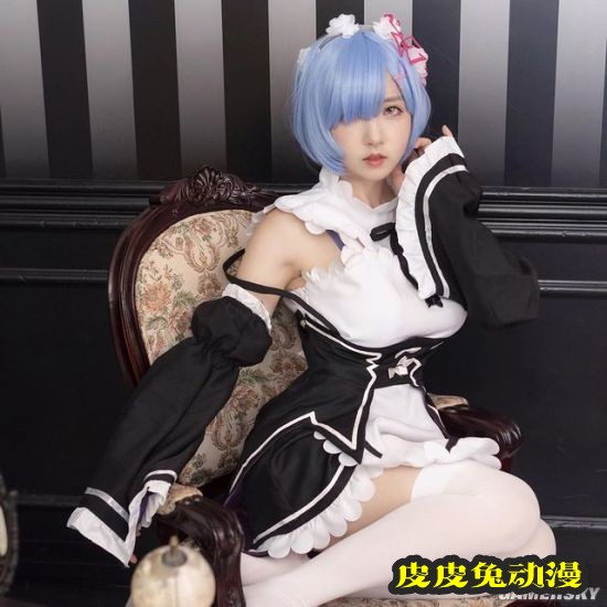 白皙诱人的功夫美少女 一字马和飞踢都是绝活