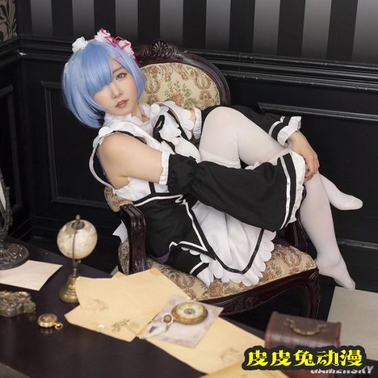 白皙诱人的功夫美少女 一字马和飞踢都是绝活