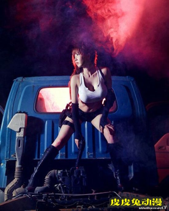 白皙诱人的功夫美少女 一字马和飞踢都是绝活