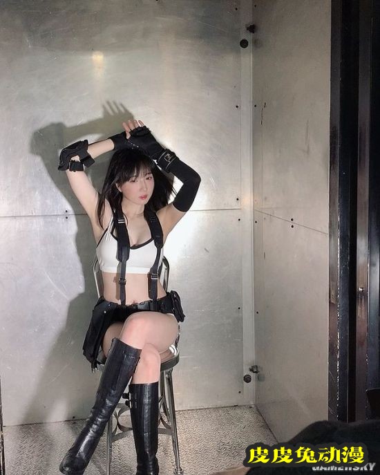 白皙诱人的功夫美少女 一字马和飞踢都是绝活