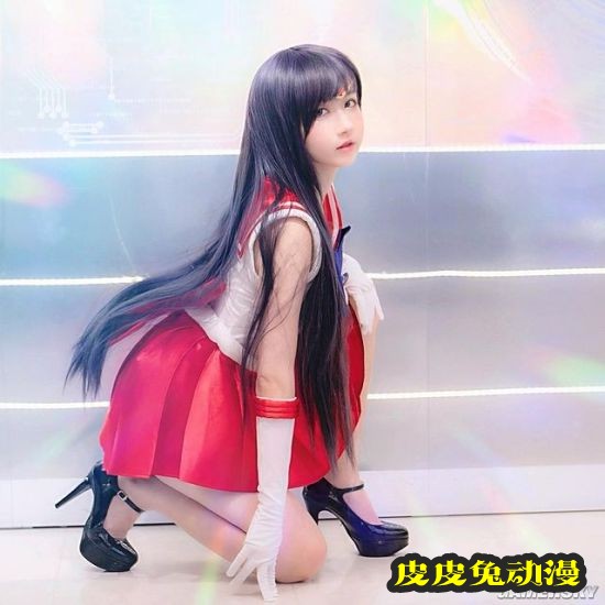 白皙诱人的功夫美少女 一字马和飞踢都是绝活