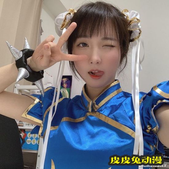 白皙诱人的功夫美少女 一字马和飞踢都是绝活