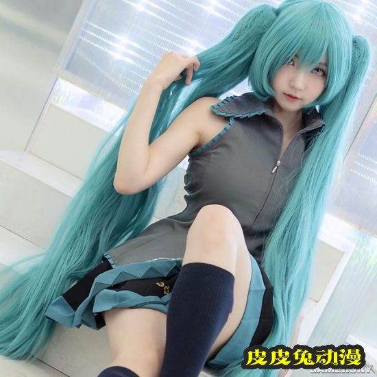 白皙诱人的功夫美少女 一字马和飞踢都是绝活