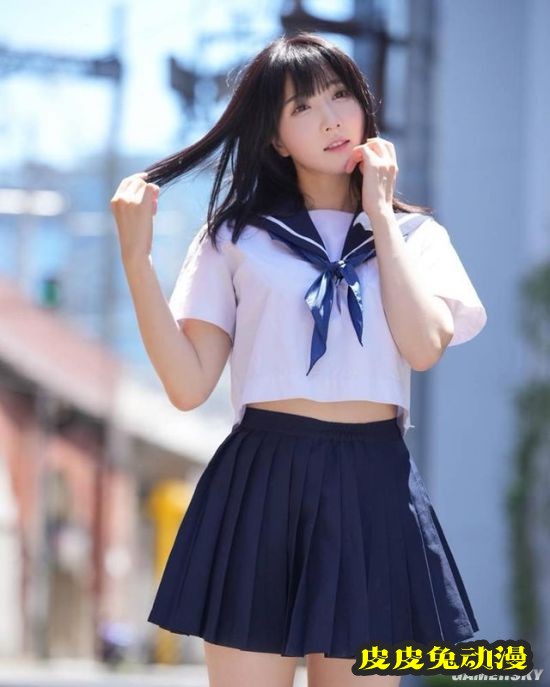 白皙诱人的功夫美少女 一字马和飞踢都是绝活