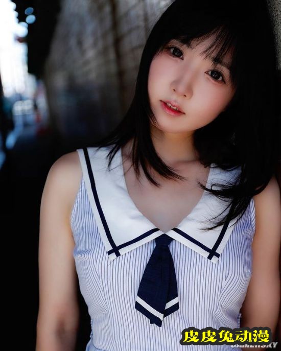 白皙诱人的功夫美少女 一字马和飞踢都是绝活