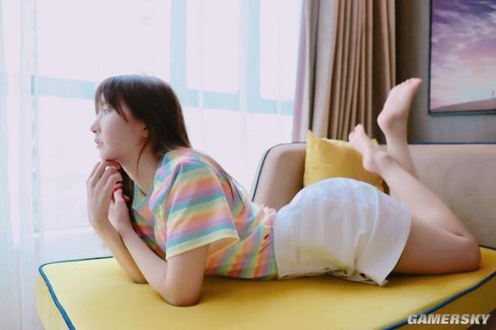 白皙诱人的功夫美少女 一字马和飞踢都是绝活