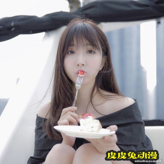 白皙诱人的功夫美少女 一字马和飞踢都是绝活