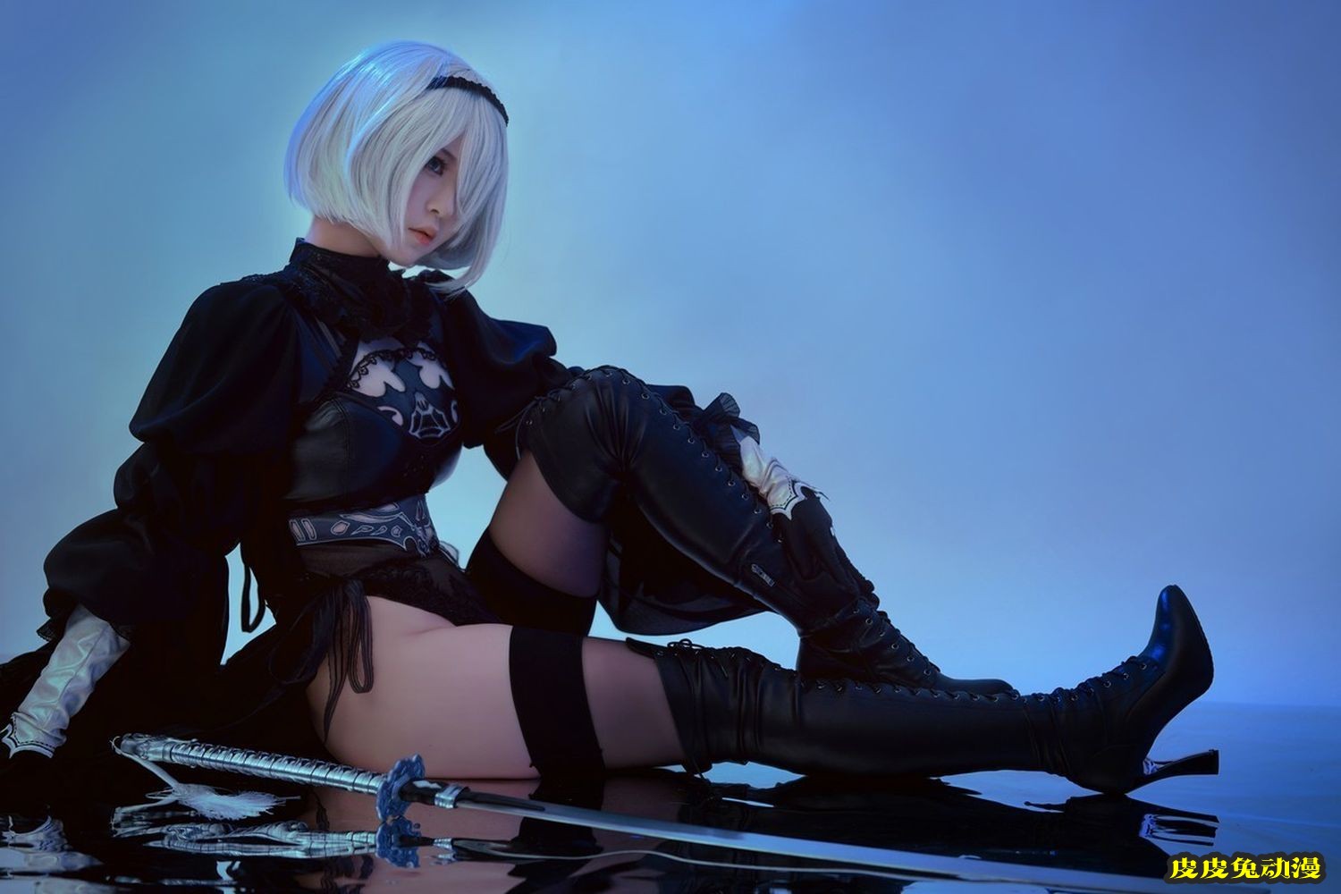 网络美女半半子_黑色高叉连体衣英姿女武士系列性感写真