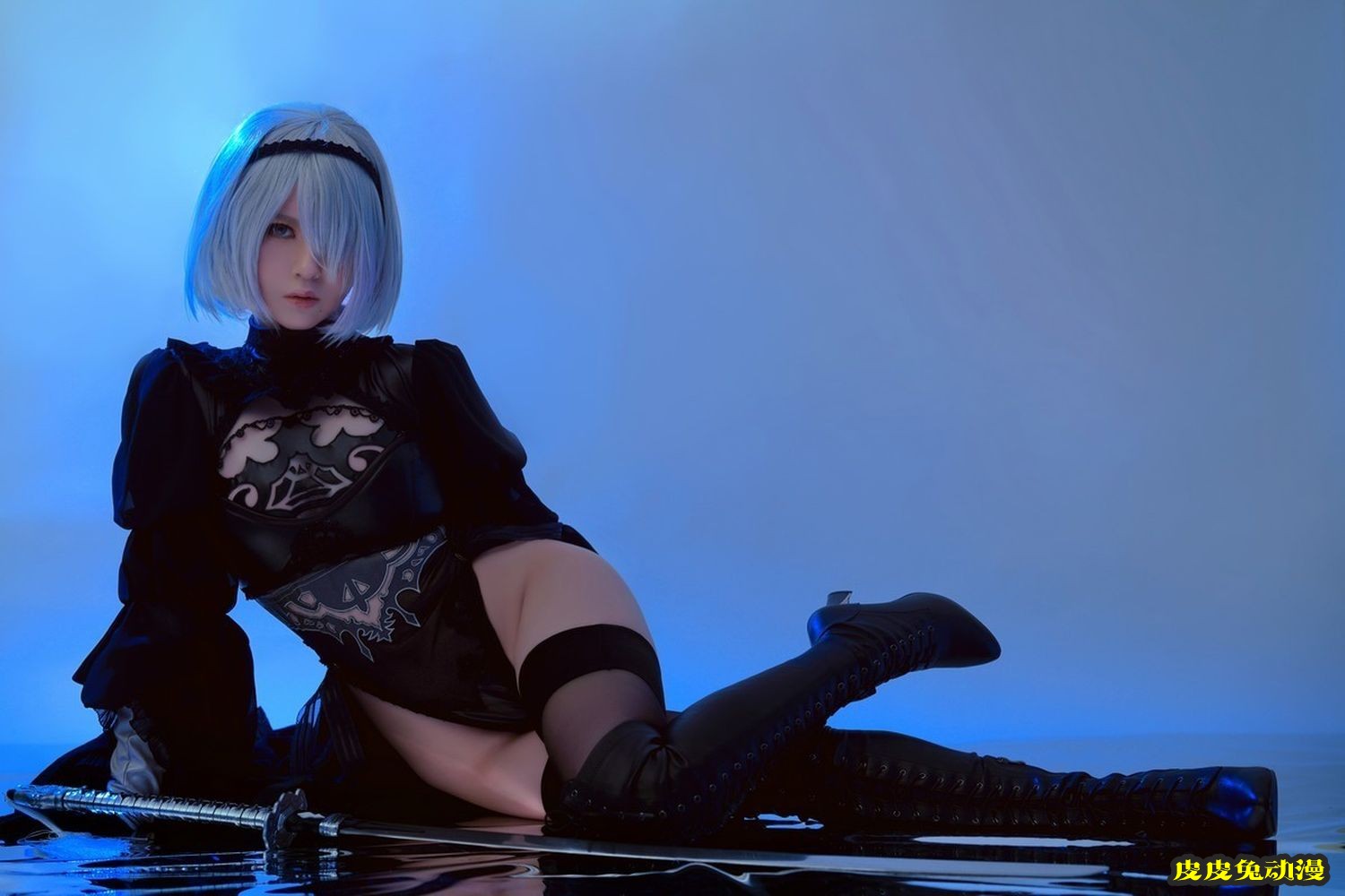 网络美女半半子_黑色高叉连体衣英姿女武士系列性感写真