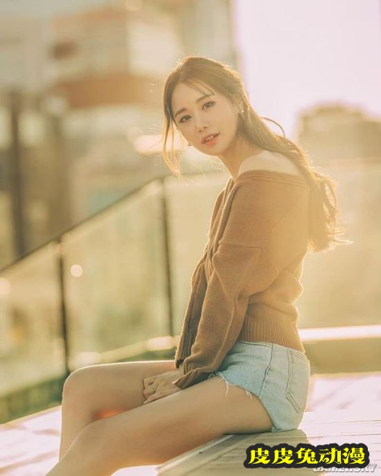 从校花到赛场举牌女郎 曲线窈窕的韩国模特