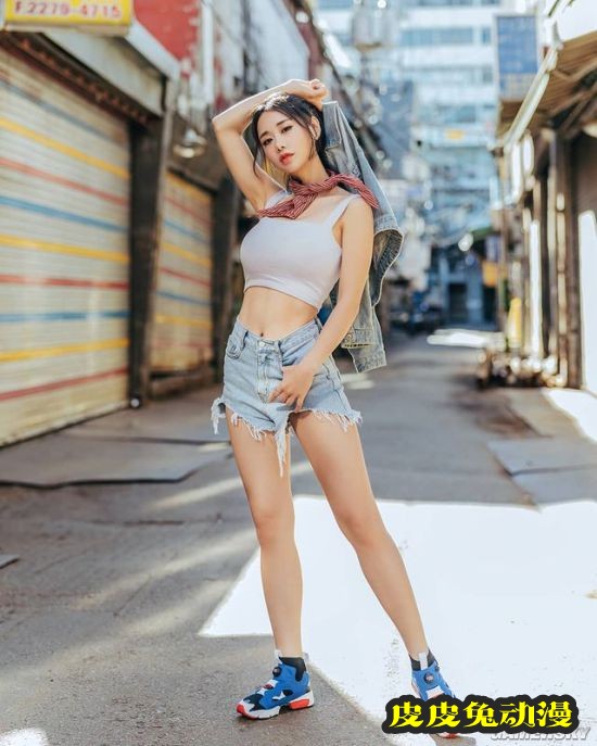 从校花到赛场举牌女郎 曲线窈窕的韩国模特