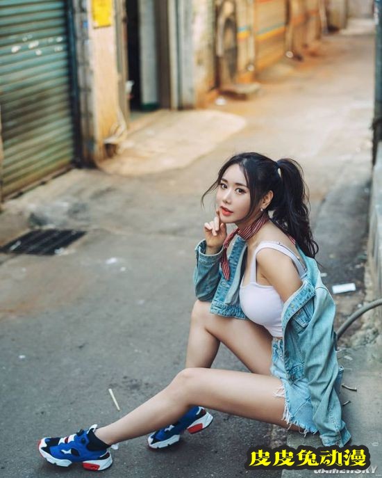 从校花到赛场举牌女郎 曲线窈窕的韩国模特