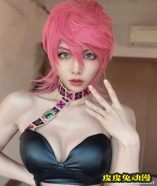 日本肌肉正妹COS《JOJO》特里休乌纳 辣妹大秀腹肌-皮皮兔动漫