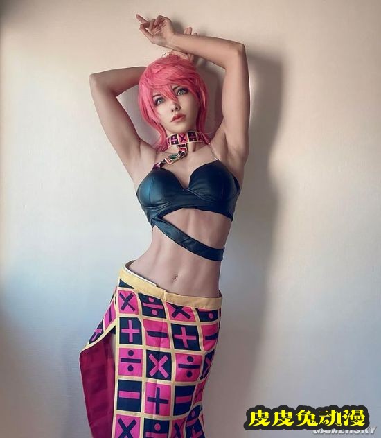 日本肌肉正妹COS《JOJO》特里休乌纳 辣妹大秀腹肌