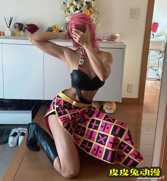 日本肌肉正妹COS《JOJO》特里休乌纳 辣妹大秀腹肌