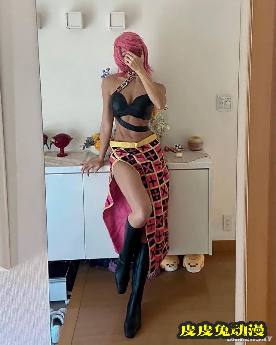 日本肌肉正妹COS《JOJO》特里休乌纳 辣妹大秀腹肌