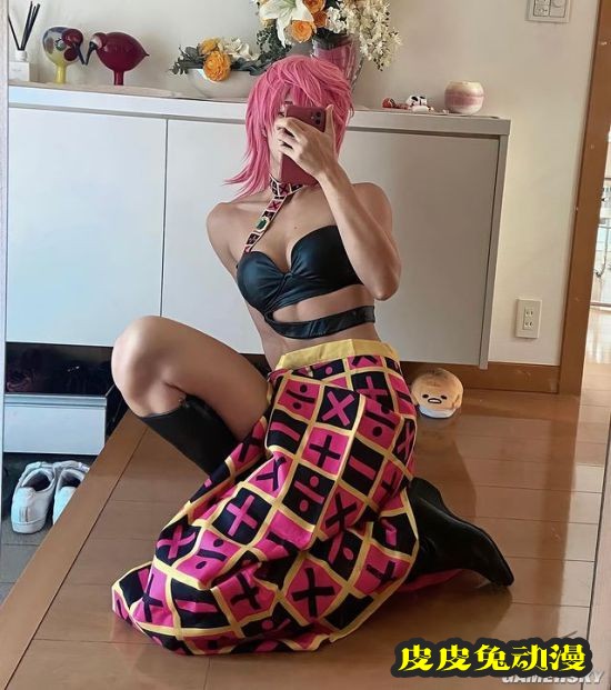 日本肌肉正妹COS《JOJO》特里休乌纳 辣妹大秀腹肌