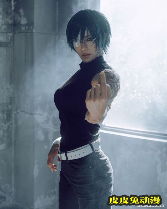 日本肌肉正妹COS《JOJO》特里休乌纳 辣妹大秀腹肌