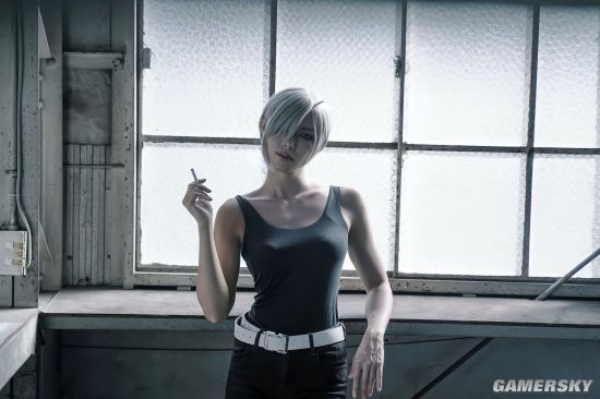 日本肌肉正妹COS《JOJO》特里休乌纳 辣妹大秀腹肌