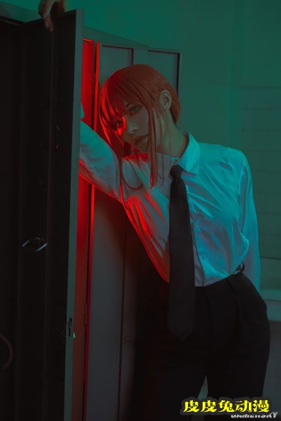 日本肌肉正妹COS《JOJO》特里休乌纳 辣妹大秀腹肌