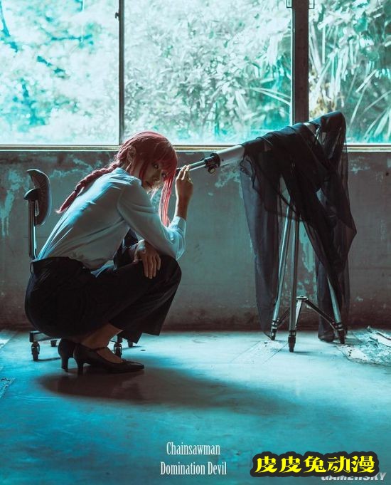 日本肌肉正妹COS《JOJO》特里休乌纳 辣妹大秀腹肌