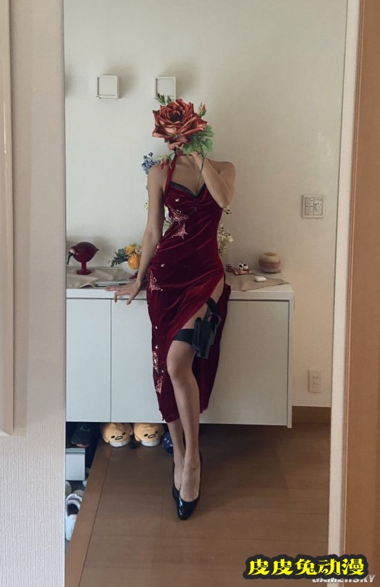 日本肌肉正妹COS《JOJO》特里休乌纳 辣妹大秀腹肌