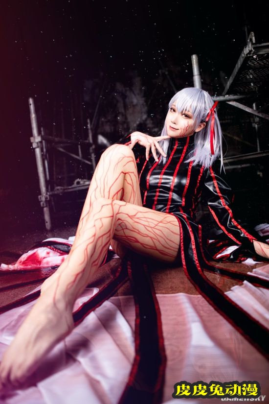 突破次元壁般的身材和颜值 美艳型樱花妹COSER