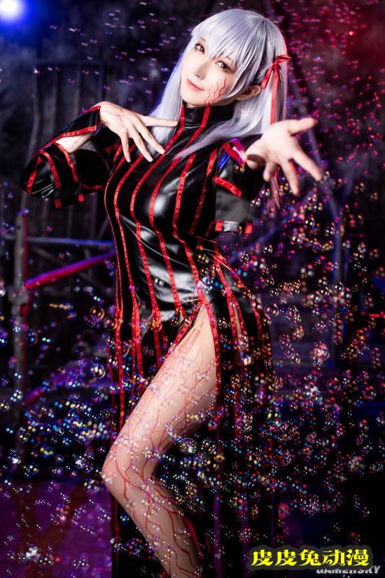 突破次元壁般的身材和颜值 美艳型樱花妹COSER