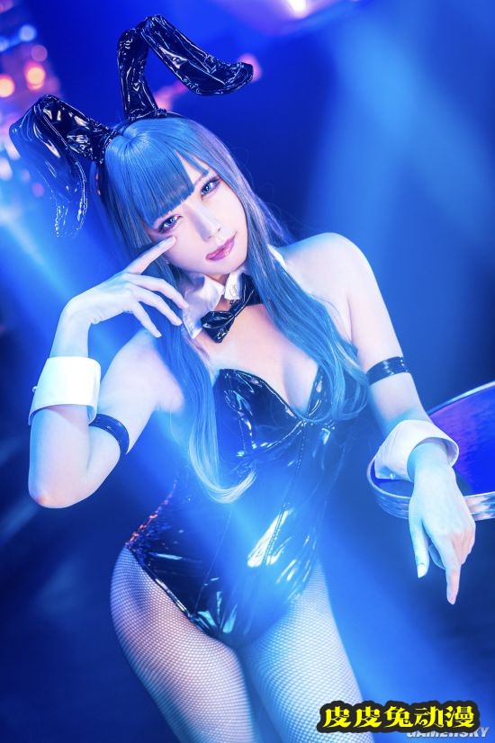 突破次元壁般的身材和颜值 美艳型樱花妹COSER