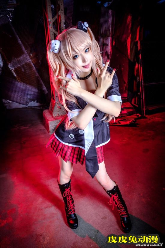 突破次元壁般的身材和颜值 美艳型樱花妹COSER