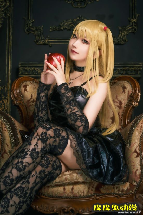 突破次元壁般的身材和颜值 美艳型樱花妹COSER