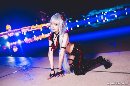 突破次元壁般的身材和颜值 美艳型樱花妹COSER