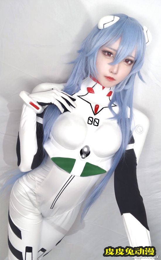 突破次元壁般的身材和颜值 美艳型樱花妹COSER