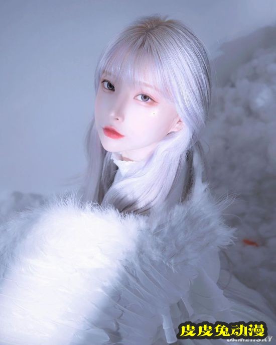 浅色发系被称冰山美人 精灵感爆棚的韩国正妹