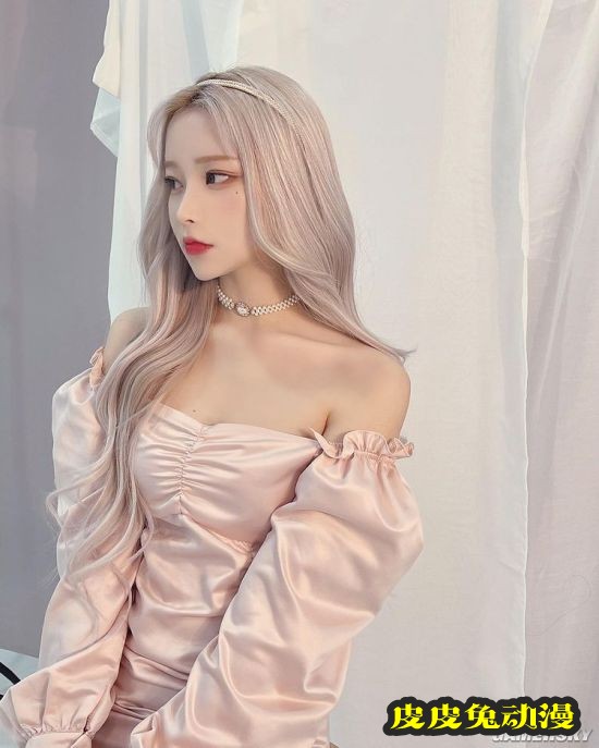 浅色发系被称冰山美人 精灵感爆棚的韩国正妹