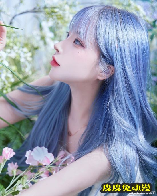 浅色发系被称冰山美人 精灵感爆棚的韩国正妹