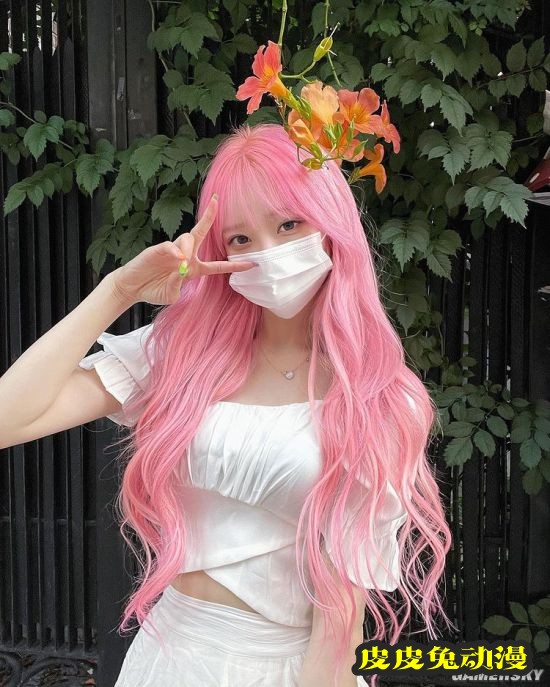 浅色发系被称冰山美人 精灵感爆棚的韩国正妹