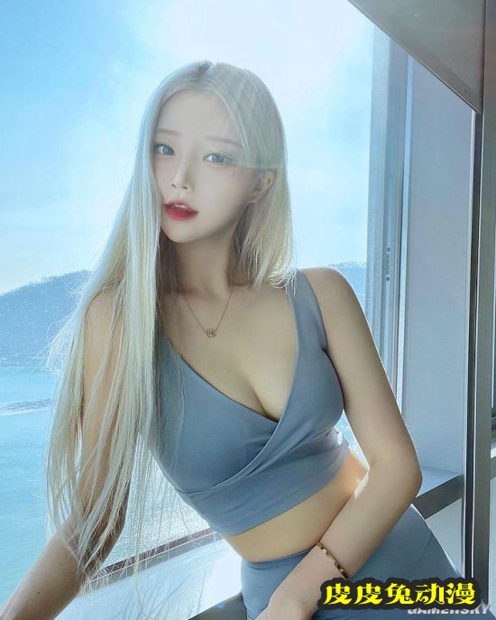 浅色发系被称冰山美人 精灵感爆棚的韩国正妹