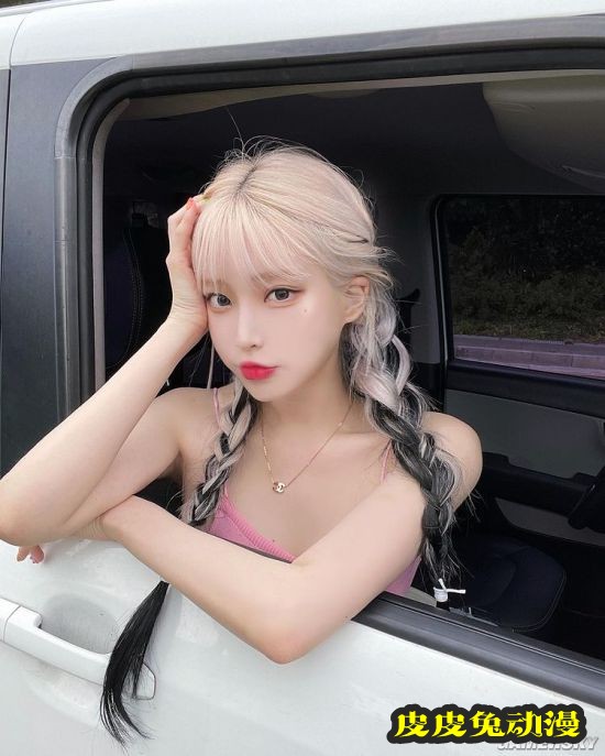 浅色发系被称冰山美人 精灵感爆棚的韩国正妹