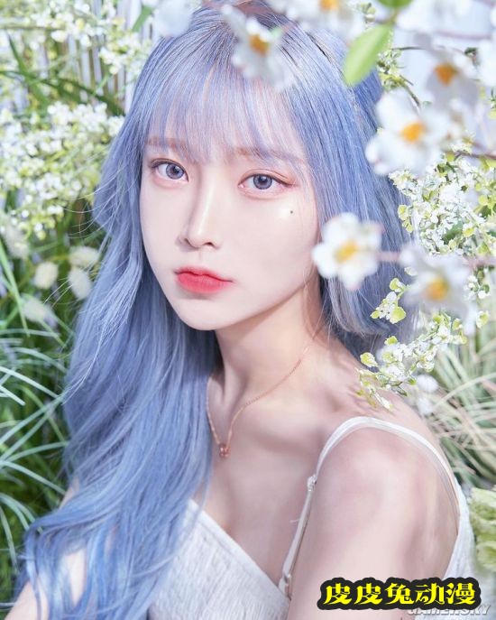 浅色发系被称冰山美人 精灵感爆棚的韩国正妹