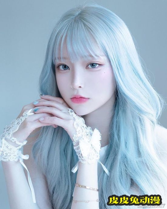 浅色发系被称冰山美人 精灵感爆棚的韩国正妹