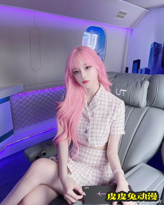 浅色发系被称冰山美人 精灵感爆棚的韩国正妹