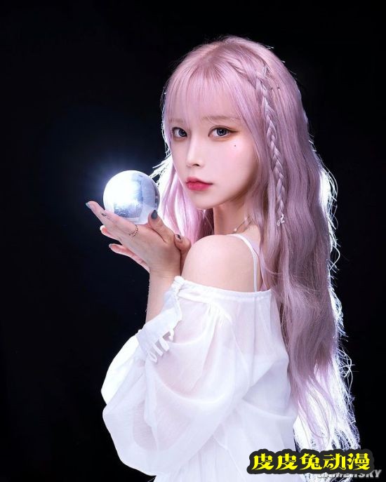 浅色发系被称冰山美人 精灵感爆棚的韩国正妹